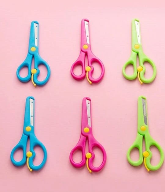 SCISSORS KIDS PLASTIC SPRING - OM-14 مقص